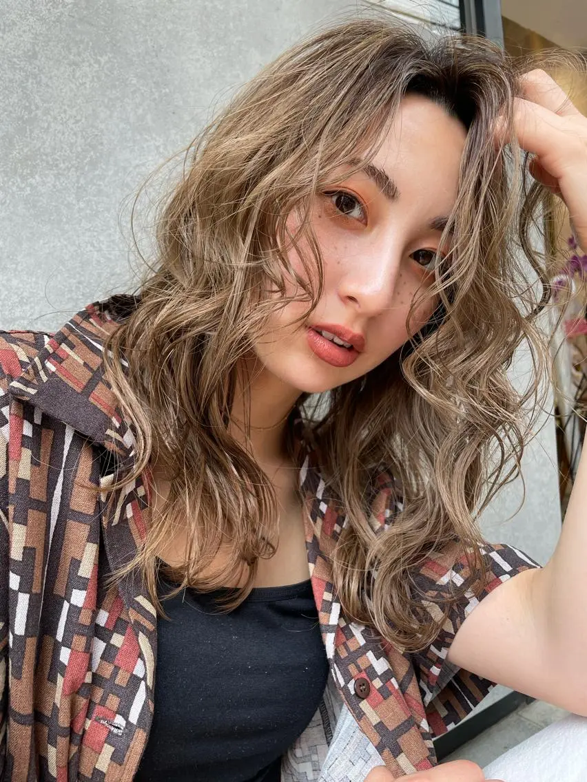 セミロング カラー パーマ ベージュカラー ブリーチ デザインカラー グレージュ ARISA 学芸大学/海外ヘアのヘアスタイル