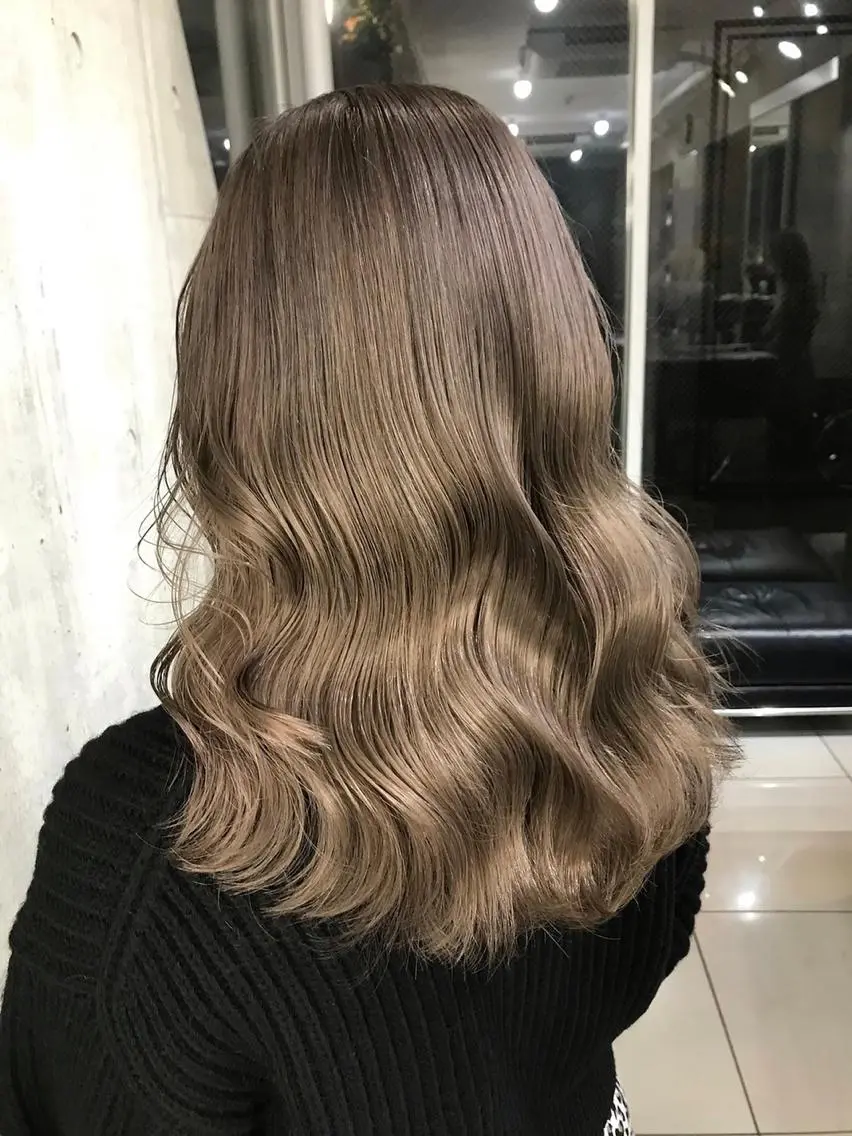 ロング カラー ブリーチ 前田 桃花のヘアスタイル