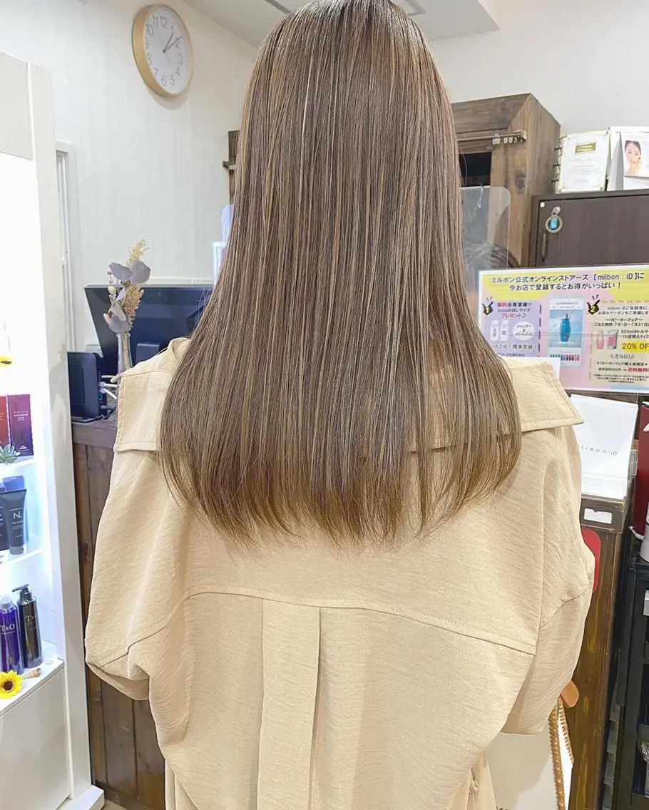 ロング アッシュ 外国人風カラー ハイライト レイヤーカット トリートメント 横浜ブリーチムラ直し ハイトーン/ブリーチのヘアスタイル