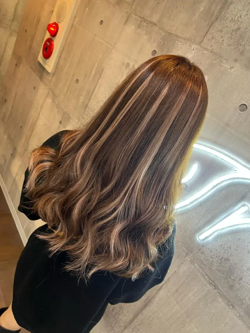 ロング カラー ヘアアレンジ シールエクステ バレイヤージュ ダブルカラー グラデーションカラー ハイライトカラー ミルクティーハイトー ン💖Mikaのヘアスタイル
