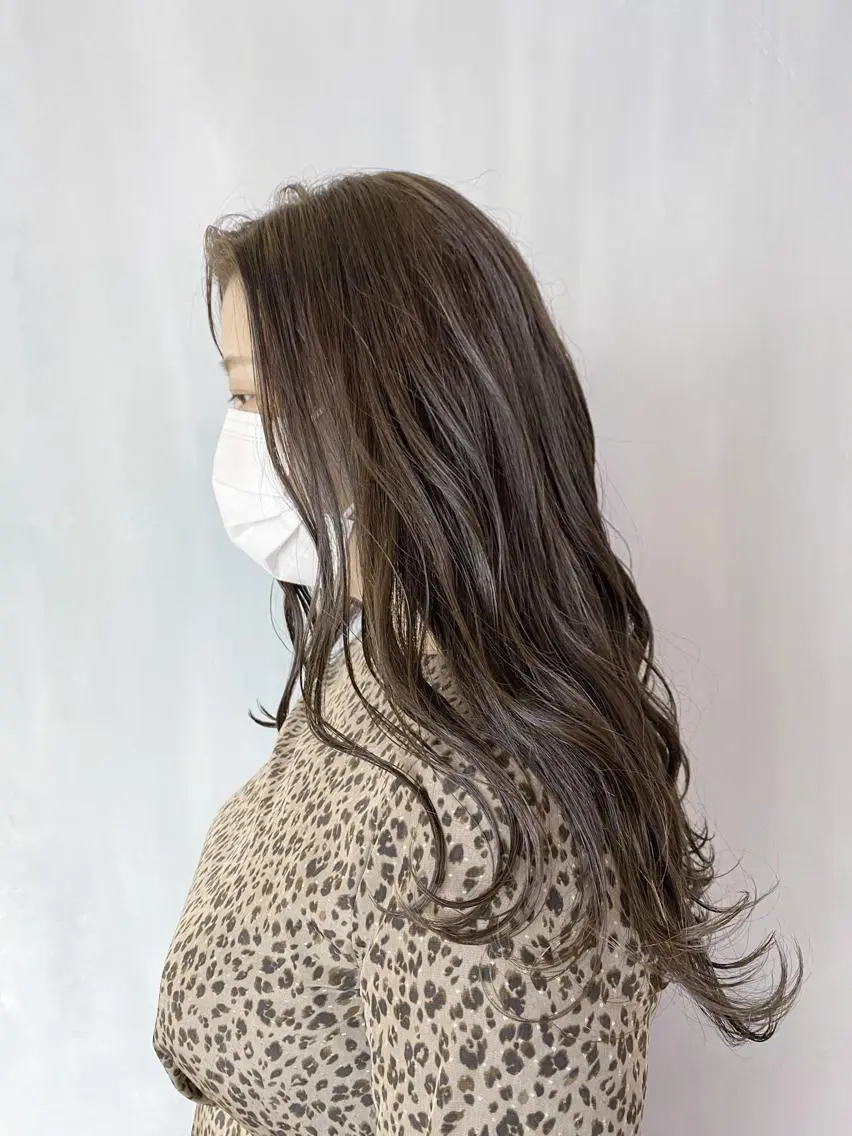ロング カラー グレージュ カット ヘアカラー トリートメント TAI透明カラー 柔らかい縮毛矯正のヘアスタイル