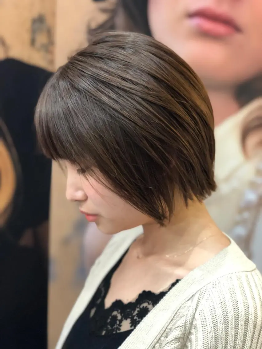 ショート カラー グレージュ イルミナカラー 丸みショートボブ タッセルボブ 吉野のヘアスタイル