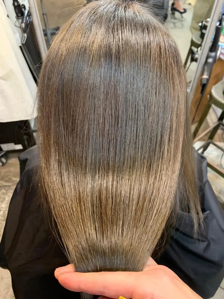 セミロング カラー ブルーカラー ブルージュ グレージュ ハイライトカラー ハイライト ヘアカラー トリートメント ヨッ シーのヘアスタイル
