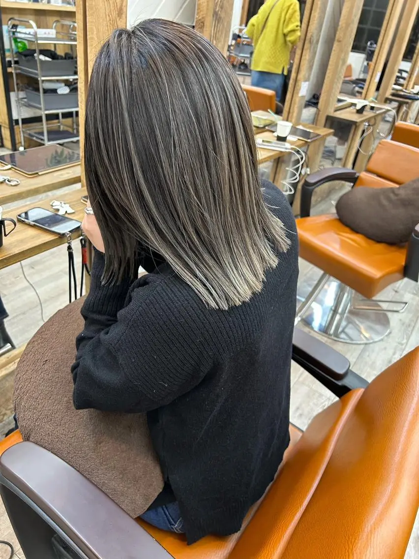 ミディアム ハイライト 外ハネヘア newi saLyu ネウィ サリューのヘアスタイル