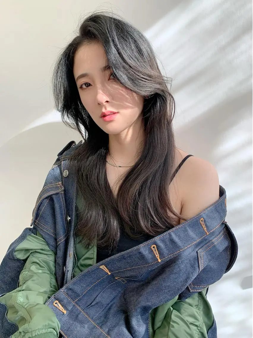 セミロング カラー ベージュカラー ブリーチ イヤリングカラー 韓国風カラー ブリーチなしカラー カット ヘアカラー トリートメント 鈴木 一貴のヘアスタイル