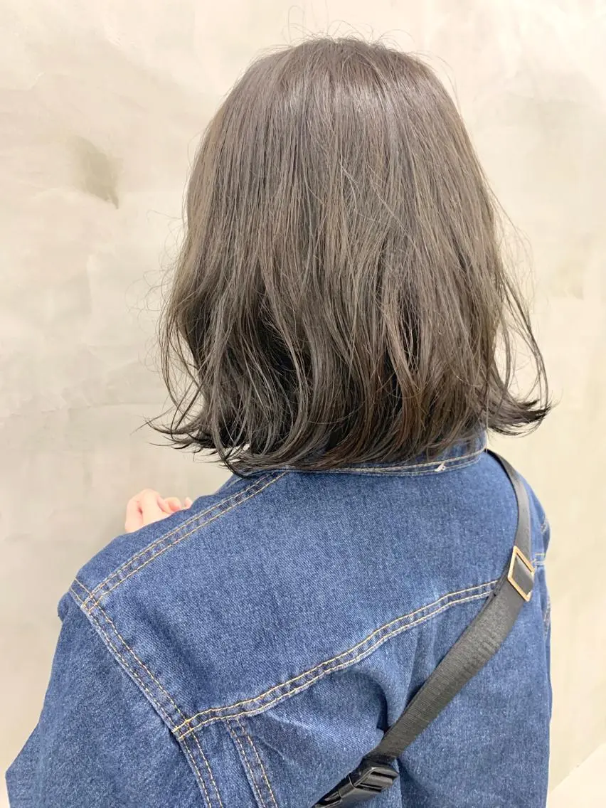 ミディアム カラー アッシュ アッシュグレー アッシュグレージュ ブリーチ グレージュ 🐝 hachi🐝のヘアスタイル