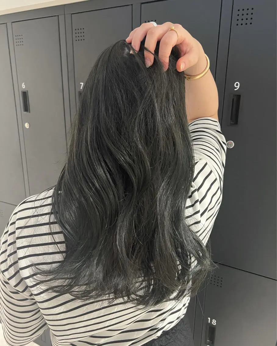 ロング カラー ダークグレー ダークグレージュ グレージュ 暗髪カラー🫐パーマ おくだりんかのヘアスタイル