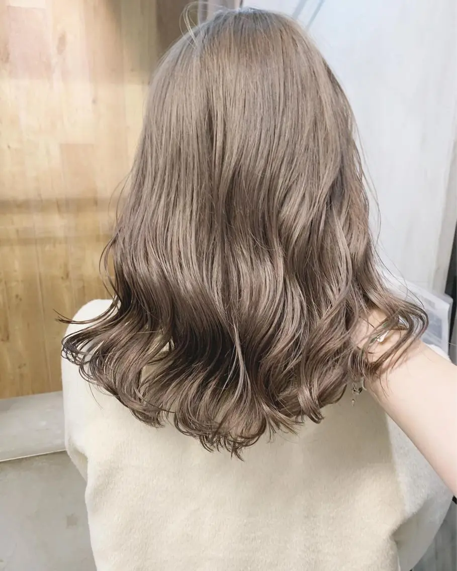 セミロング カラー ネイル ハイトーンボブ 前田 表参道　グレージュのヘアスタイル