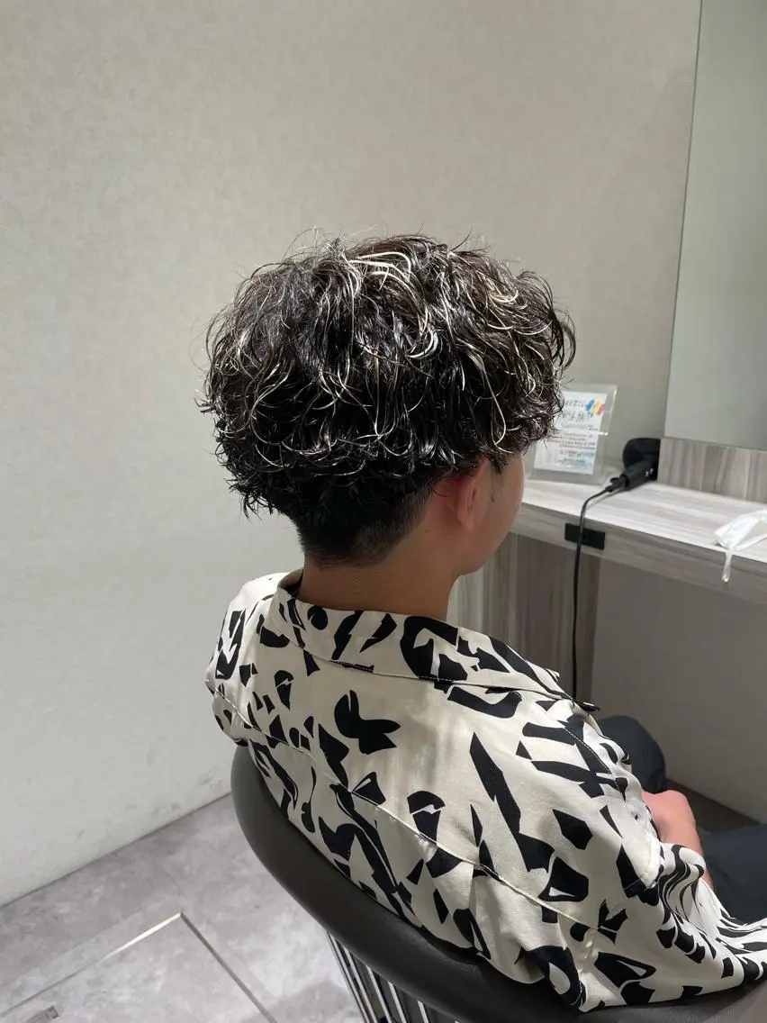 ショート カラー パーマ メンズ メンズメッシュ 波巻きパーマ メッシュ カット ヘアカラー パーマ メンズ特化/今池駅 徒歩1分/岡本一真のヘアスタイル