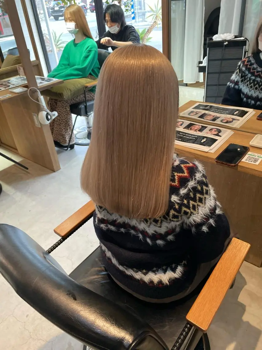 セミロング シンプル 美容室のヘアスタイル