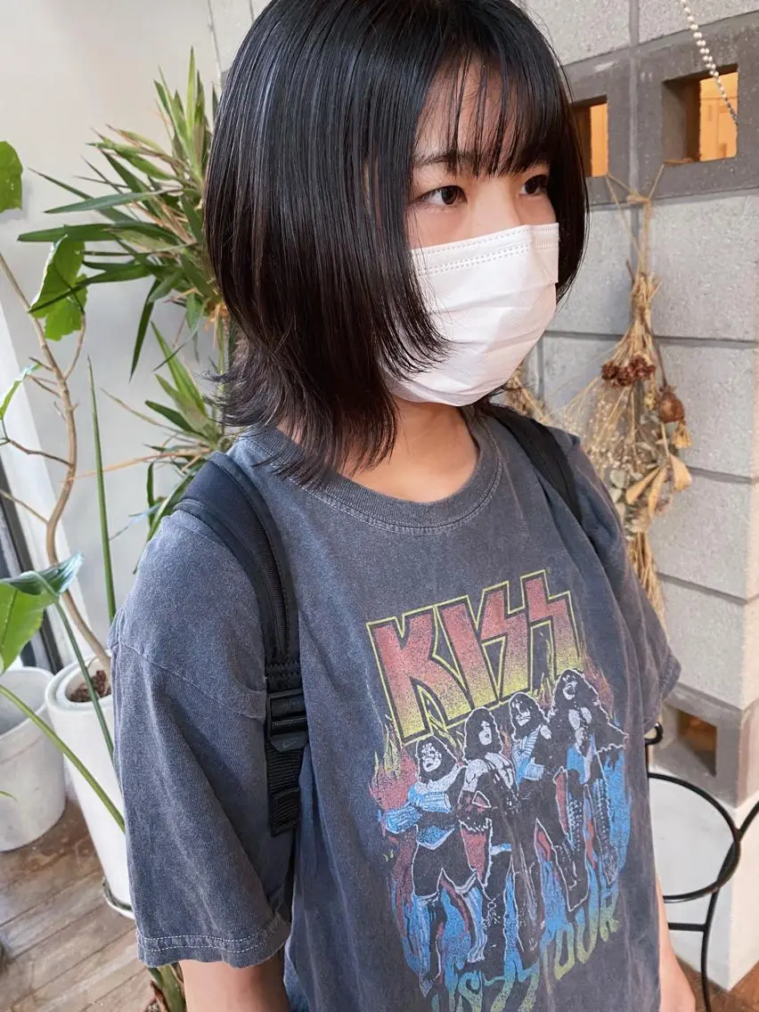 ミディアム カット 塩澤 榛奈のヘアスタイル