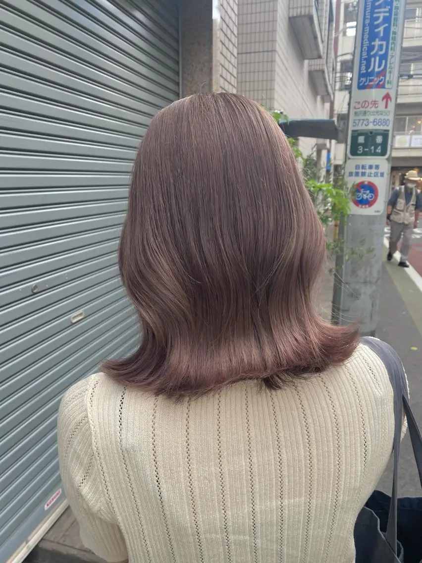 ミディアム カラー ブリーチ AYANO ／レイヤー／オリーブのヘアスタイル