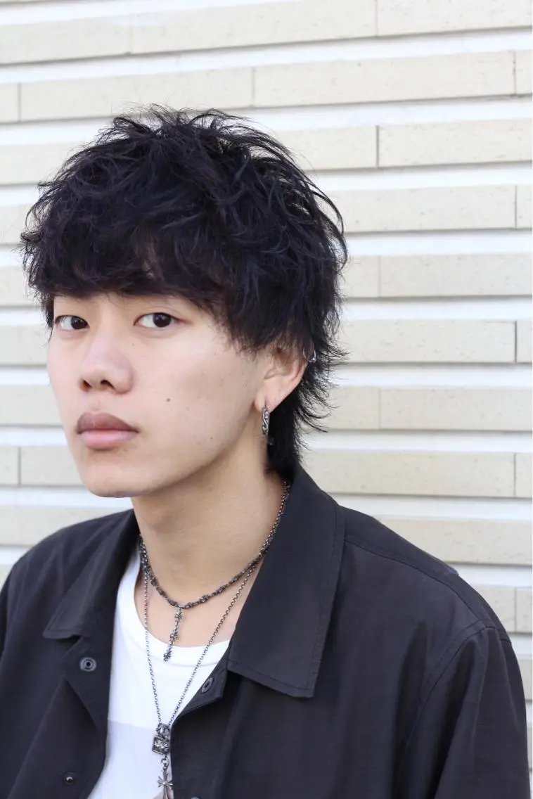 ショート カラー パーマ メンズ メンズパーマ メンズウルフカット ウルフカット センターパート/毛 流れ/パーマ特化のヘアスタイル