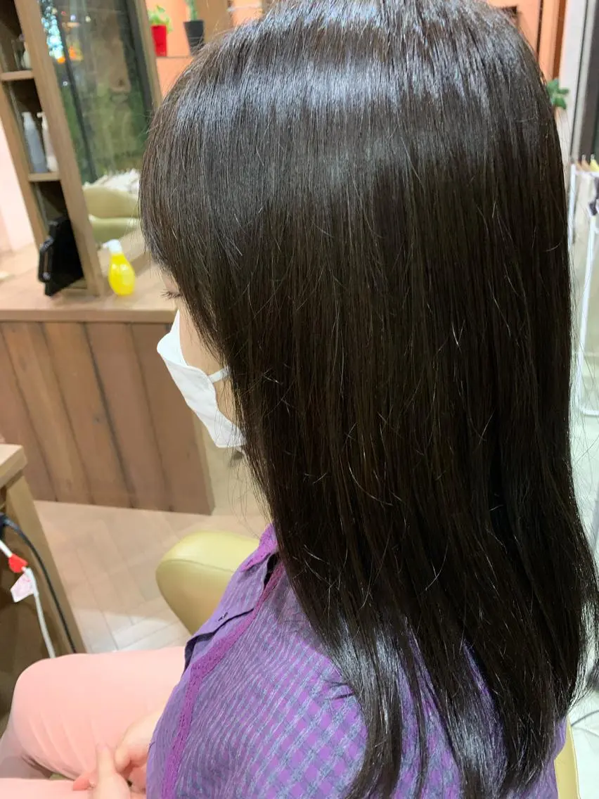 ミディアム アッシュ 礒谷 夏帆のヘアスタイル