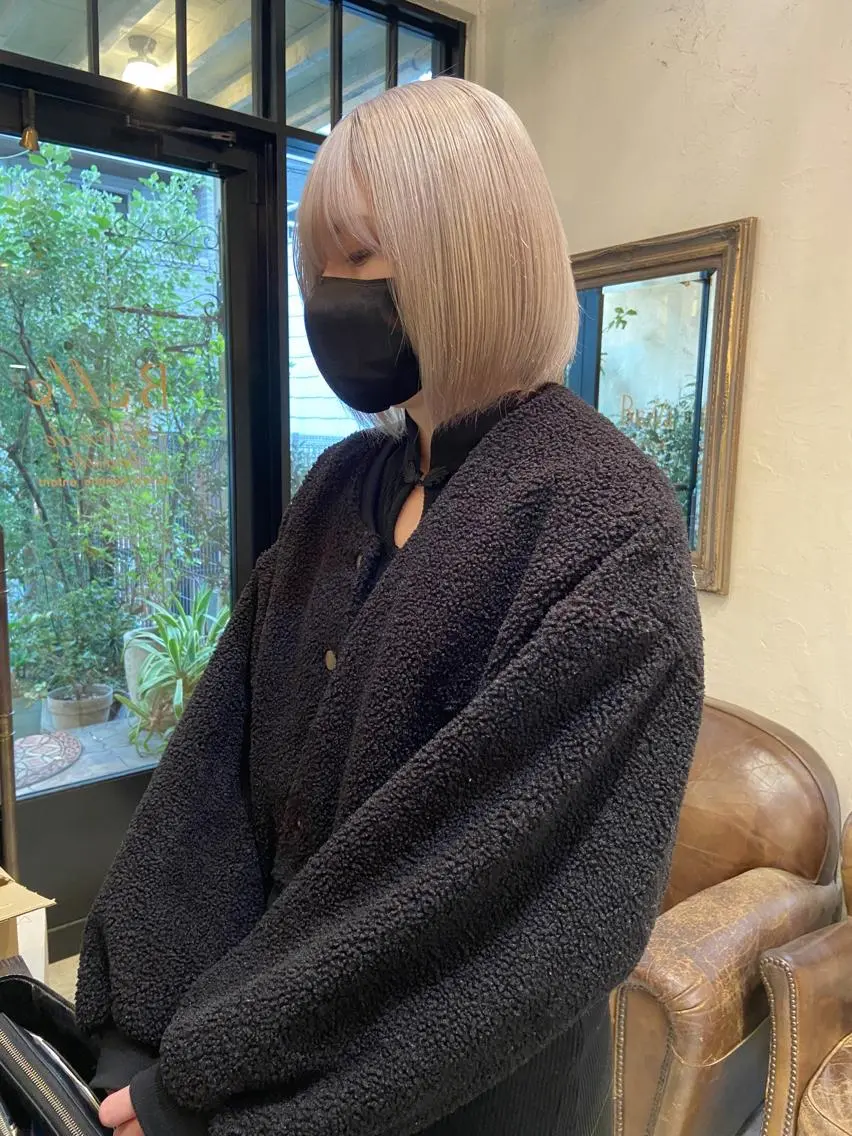 ミディアム カラー ベージュカラー ブリーチ ハイトーンカラー ホワイトベージュ 卒業式のヘアスタイル カット ヘアカラー トリートメント 抜きっぱなしブロンド /ハイトーン/カナタのヘアスタイル