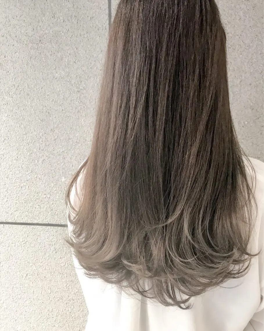 セミロング カラー ベージュカラー ブリーチ シルバー シルバーベージュ BOX mico.のヘアスタイル