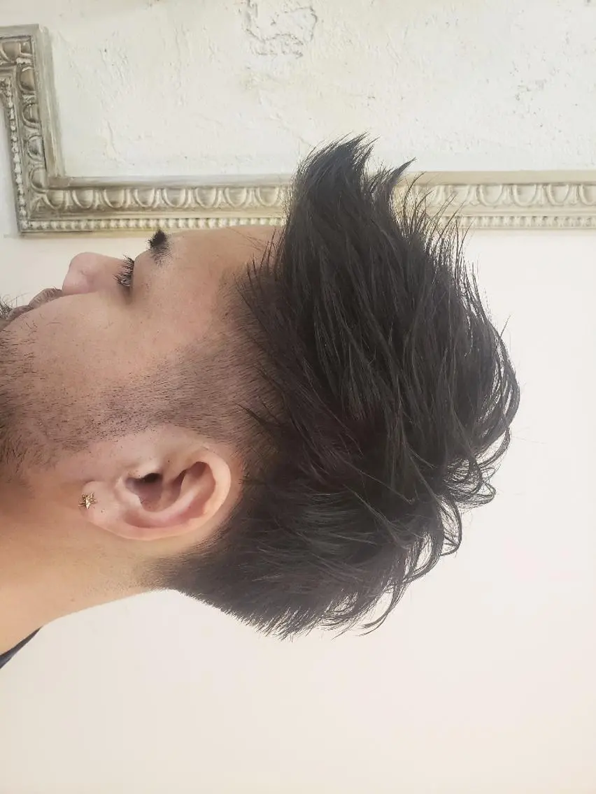 メンズ ショート フェードカット モヒカン カット 特殊パーマ 片山恭兵のヘアスタイル
