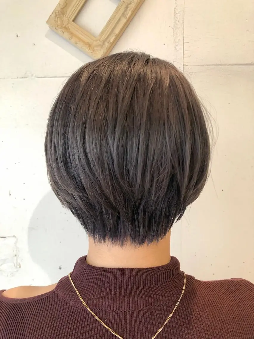 ショート カラー アッシュ アッシュグレー ハイトーンカラー ショートヘア ひろせ かなのヘアスタイル