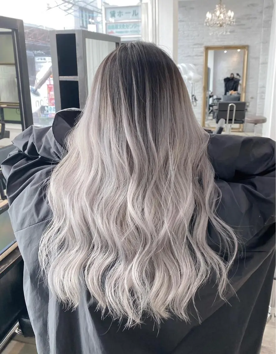ロング カラー バレイヤージュ シルバー ホワイトシルバー レイヤーカット ヘアカラー トリートメント 指名数No.1 /NAOYAのヘアスタイル
