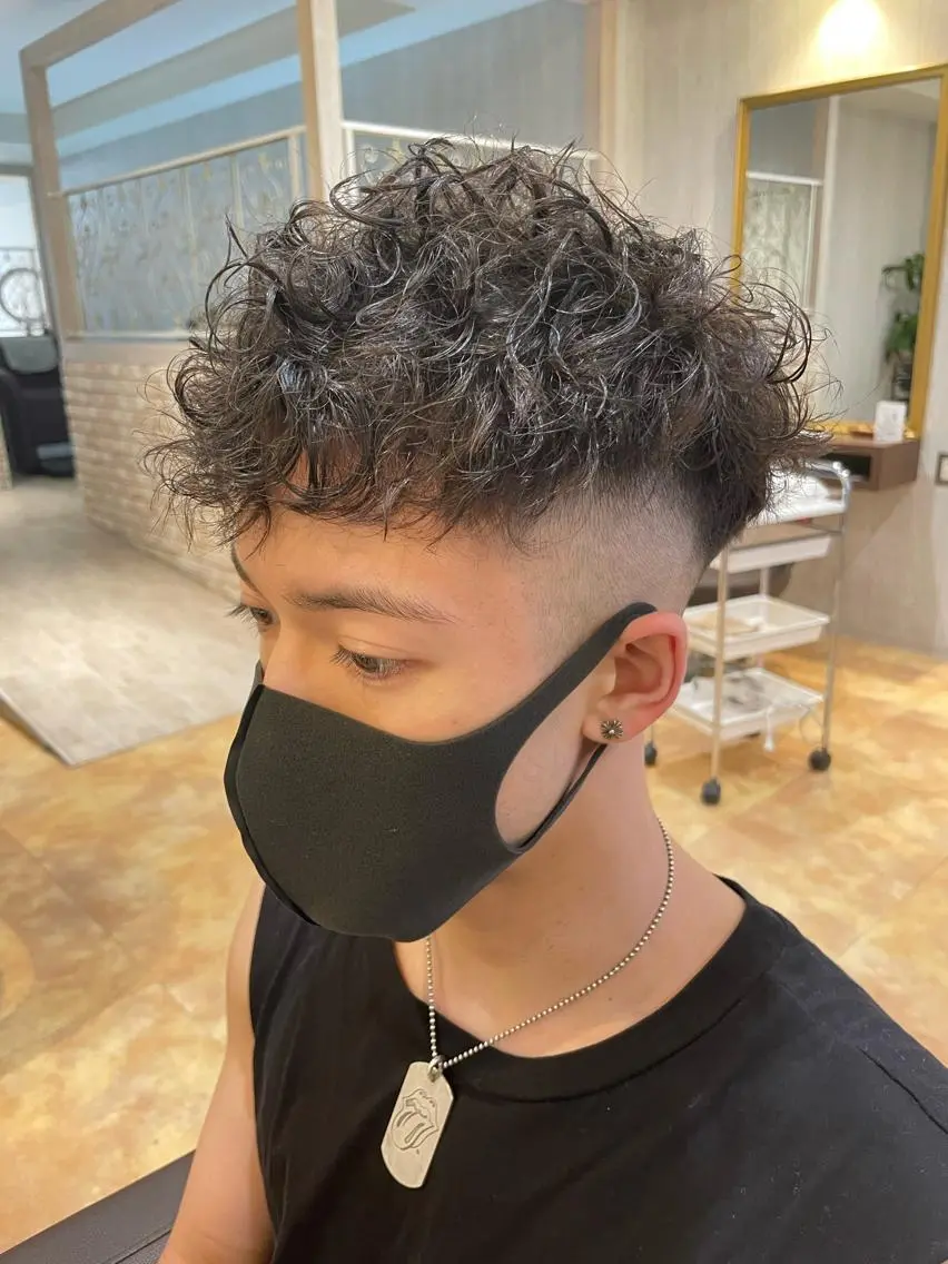 ショート パーマ メンズ フェードカット スペインカール カット パーマ トリートメント 🔥Mackey🔥 メンズ特化型美容師のヘアスタイル