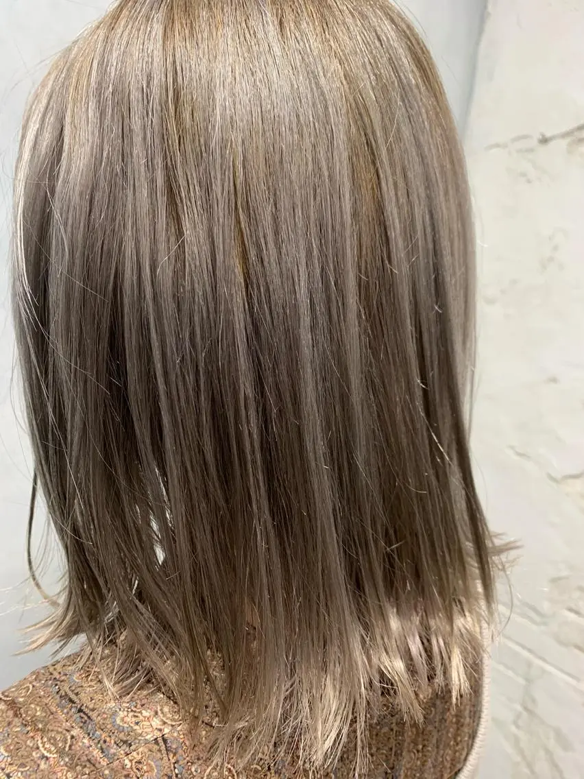 ミディアム カラー ベージュカラー ブリーチ ミルクティーベージュ LUXBE LUCEのヘアスタイル