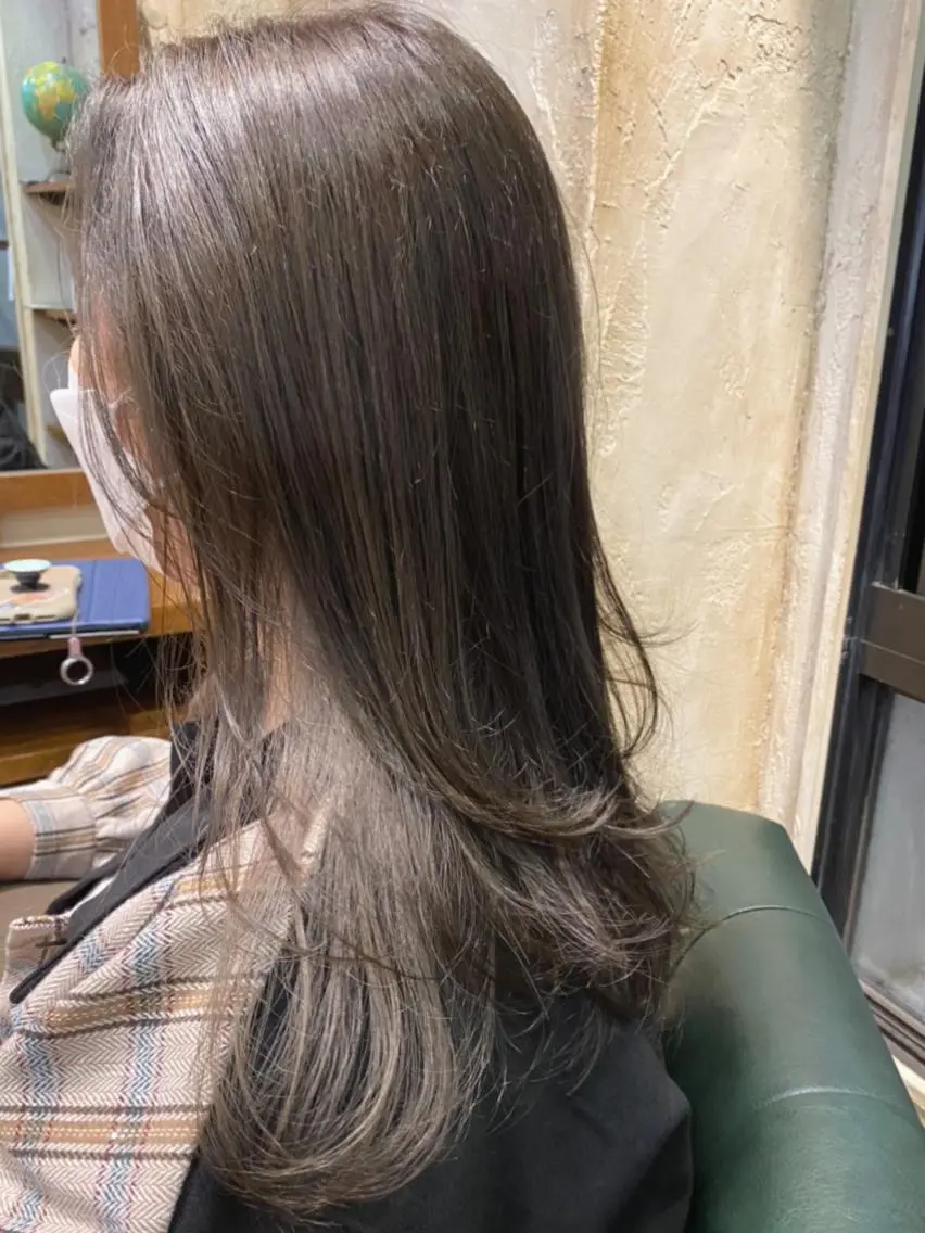 ロング カラー グレージュ インナーカラー ミルクティーグレージュ マンツーマン 美容師💚コウブチのヘアスタイル