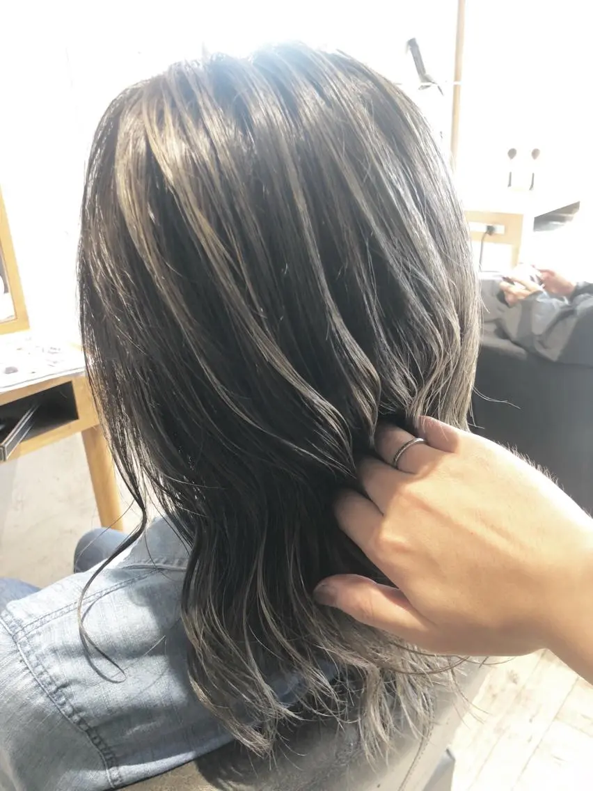 ミディアム レイヤーカット REVE 美容室のヘアスタイル