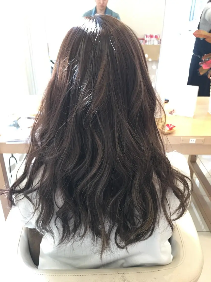セミロング カラー アッシュ ベージュカラー ハイライトカラー ハイライト 小田原NO1 美容師 飯田飛翔のヘアスタイル