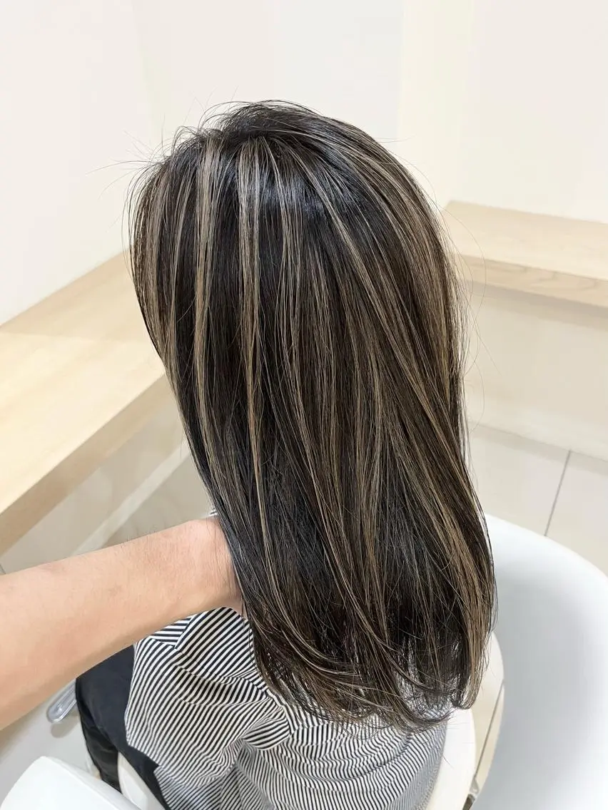 セミロング カラー ブリーチ ハイライトカラー ハイライト カット ヘアカラー カラー職人 なかもと たつひろのヘアスタイル