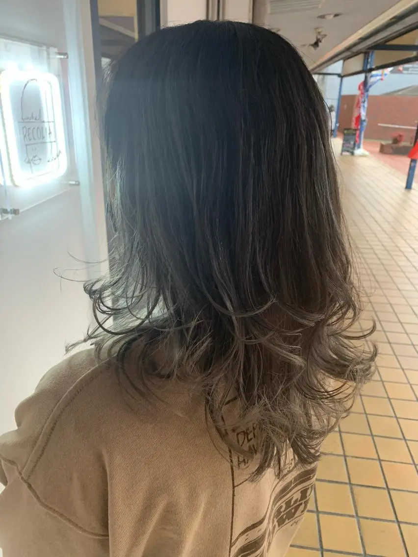 ロング カラー アッシュ バレイヤージュ シルバー シルバーアッシュ レイヤーカット 中村 靖彬のヘアスタイル