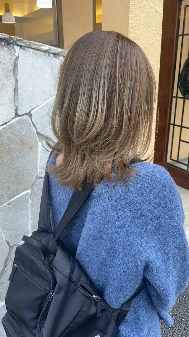セミロング カラー ブリーチ レイヤーカット 川元 汐音のヘアスタイル