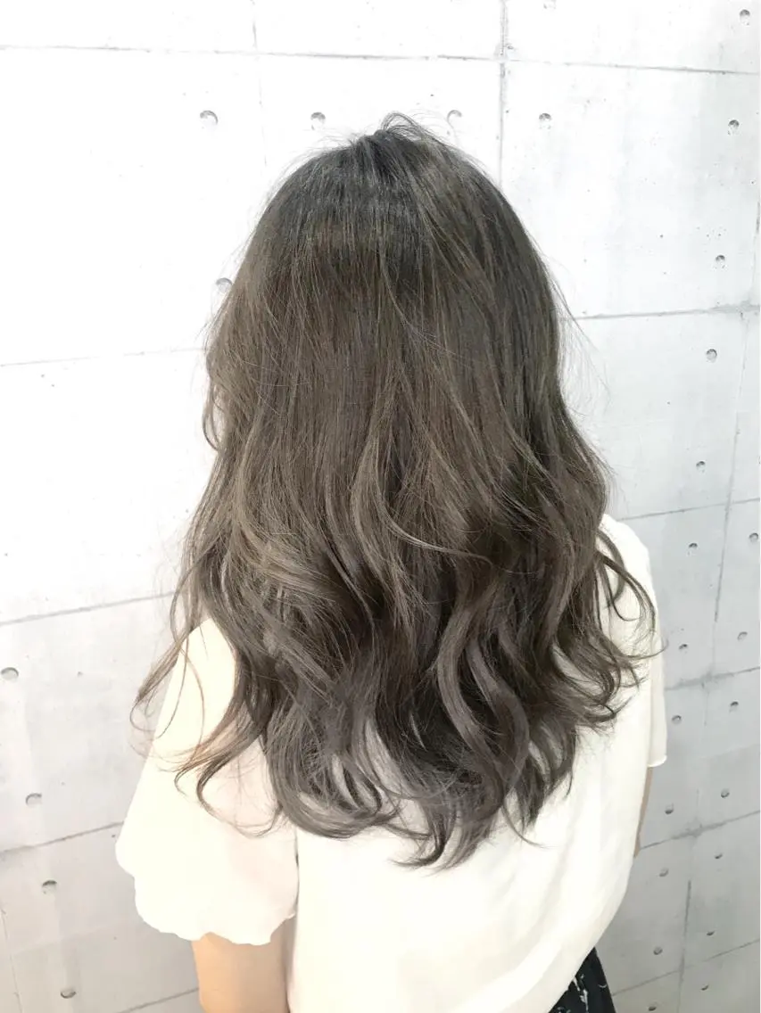 セミロング カラー ブリーチ グラデーションカラー グレージュ ハイライトカラー ハイライト 高木 麻知子のヘアスタイル