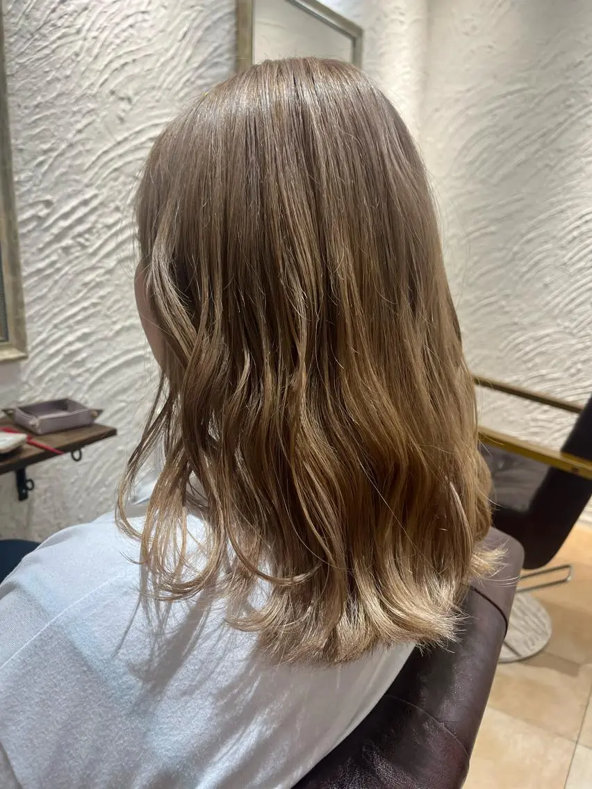 ミディアム カラー ベージュカラー ミルクティーベージュ 🌈透明感カラー🌈 🌟吉田祐介🌟のヘアスタイル