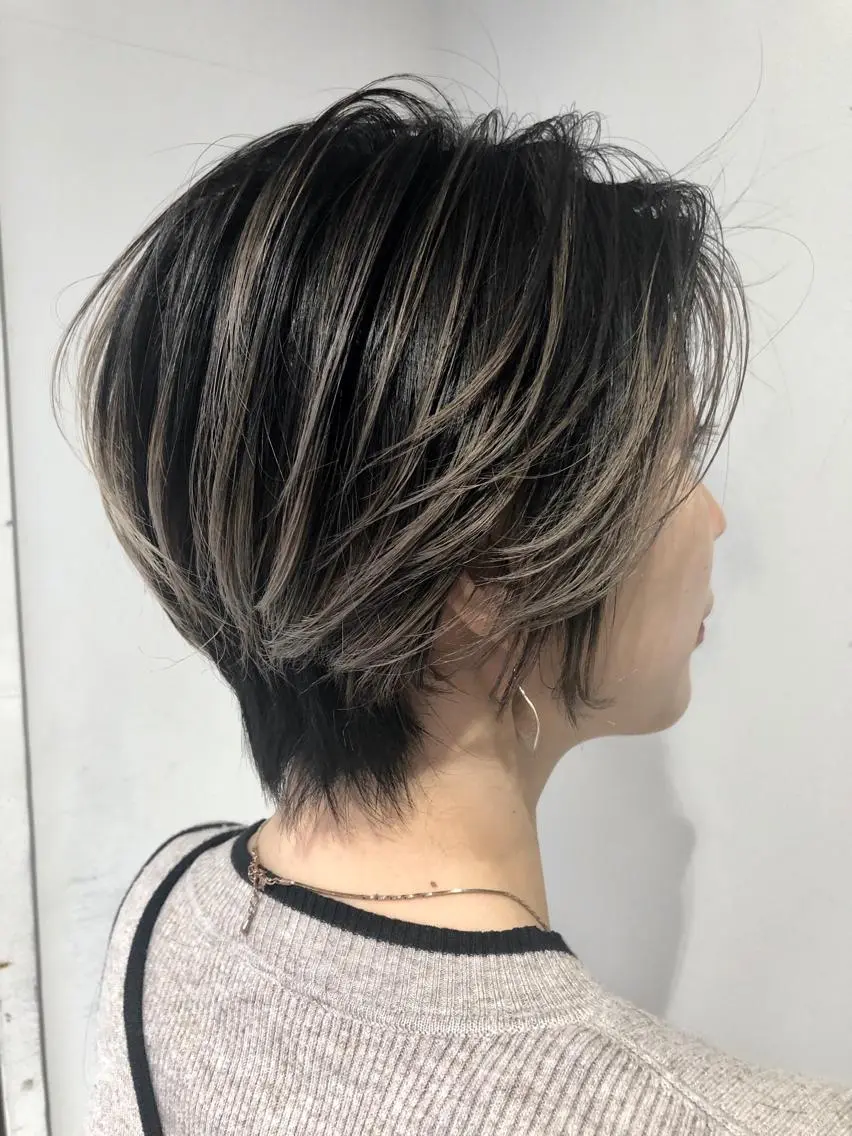 ショート 白髪ぼかしハイライト バレイヤージュヤマトのヘアスタイル