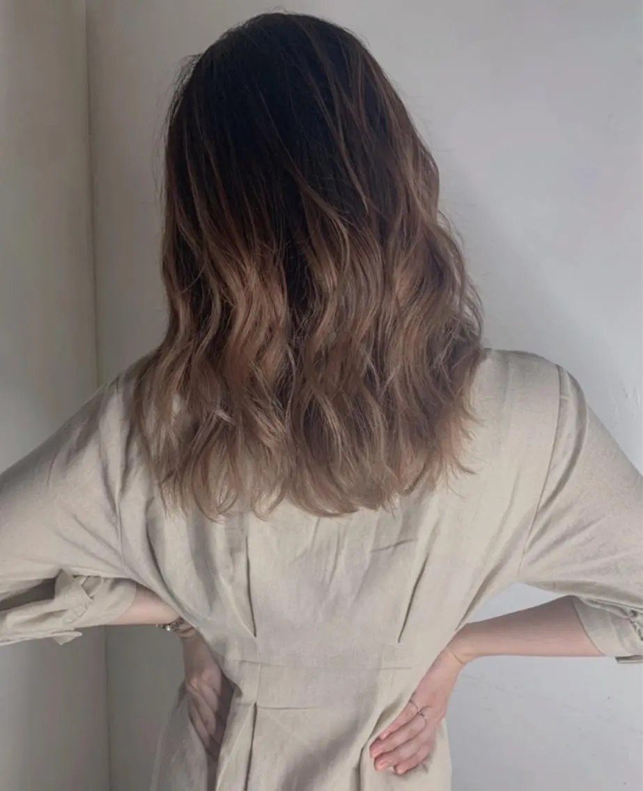 ミディアム カラー アッシュ バレイヤージュ ブリーチ デザインカラー グレージュ カット ヘアカラー トリートメント 京都大人女性ショート 徒歩1分/秋山のヘアスタイル