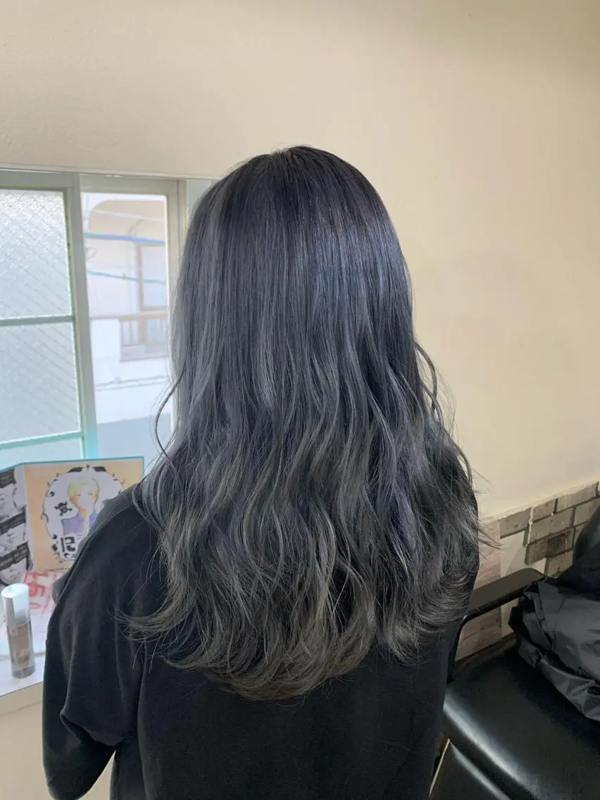 セミロング カラー グラデーションカラー ネイビーカラー 渡辺 健太のヘアスタイル