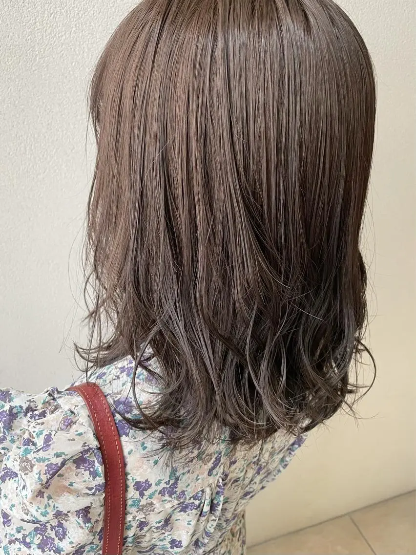 ミディアム カラー アッシュ アッシュグレー アッシュグレージュ 透明感カラー グレージュ ヘアカラー 沢田 瞳のヘアスタイル