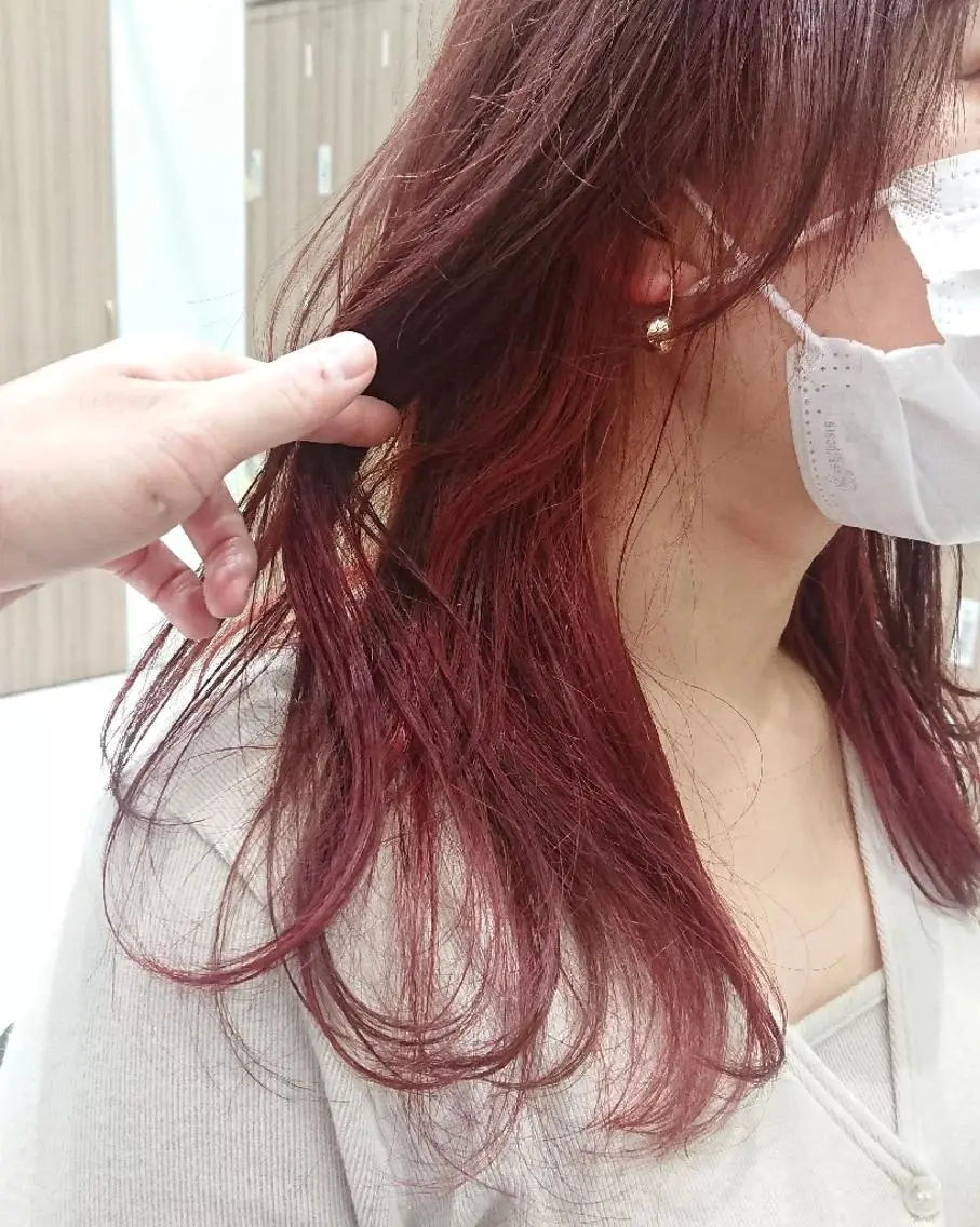 セミロング カラー ブリーチ インナーカラー レッドカラー ウルフカット/デザイ ンカラー/あらげのヘアスタイル