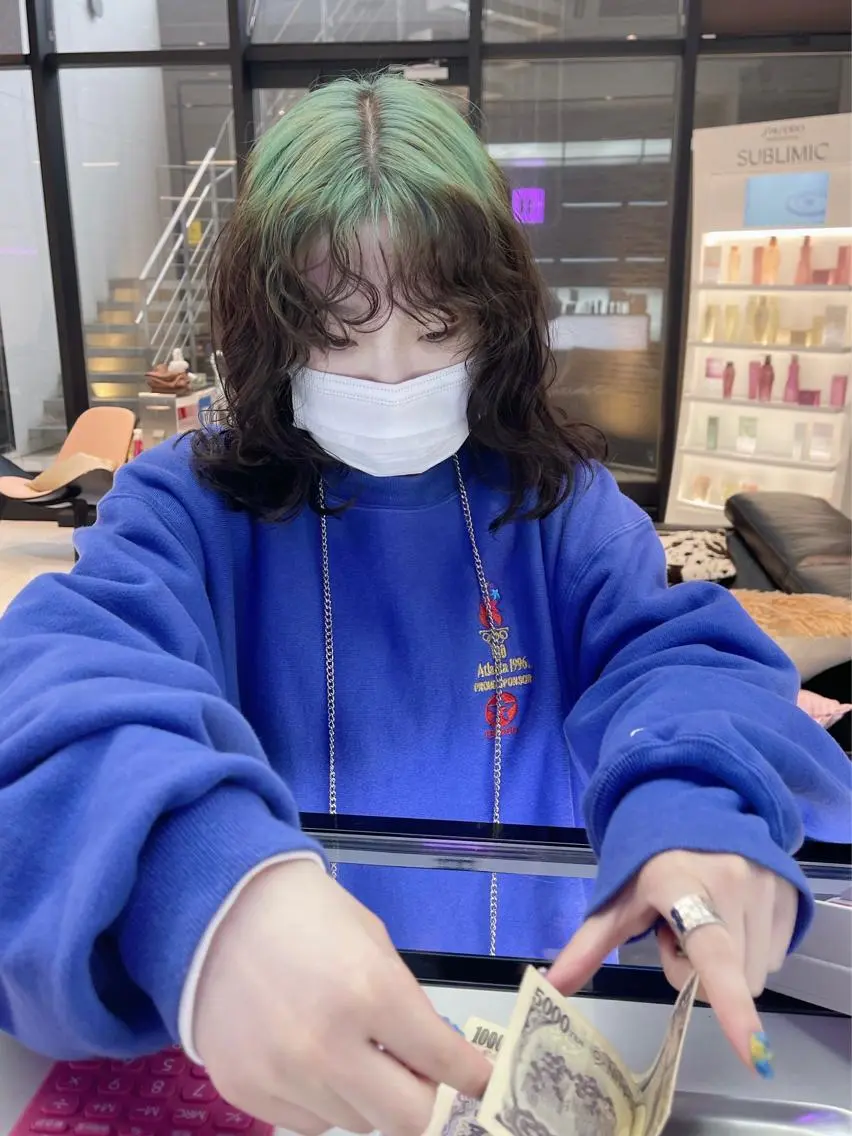 セミロング カラー パーマ ヘアアレンジ メンズ キッズ ネイル マツエク・マツパ アイブロウ メンズパーマ セミロングパーマ デザインカラー 眉カラー ヘアカラー レイヤーカット🪽 カネコミユのヘアスタイル