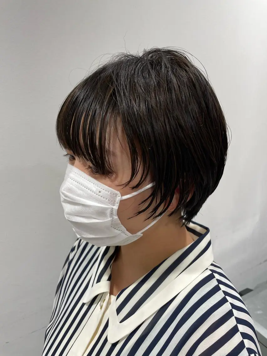 ショート カラー ブリーチ ハイライトカラー 顔周りカット ハイライト ショートヘア 神野 れなのヘアスタイル