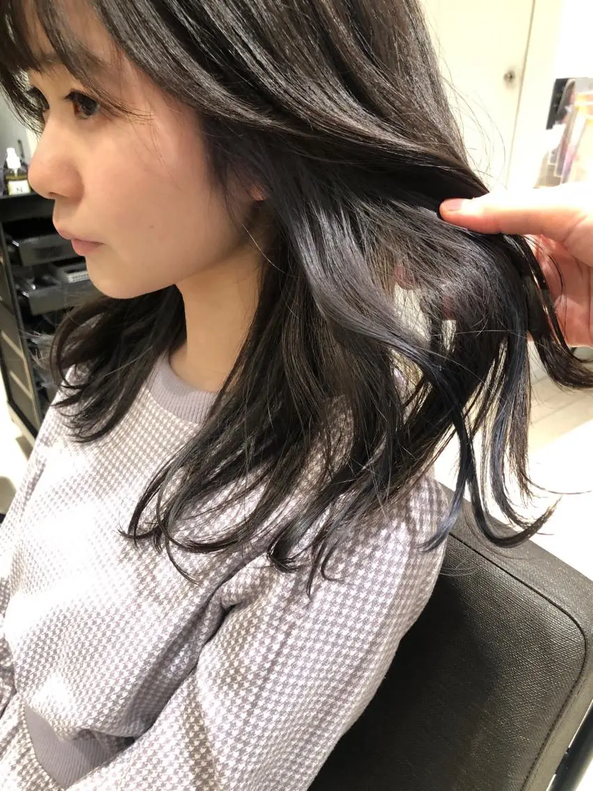 ミディアム カラー ブリーチ ブルーカラー インナーカラー シルバー 推しカラー✨ オタク美容師ユウカのヘアスタイル