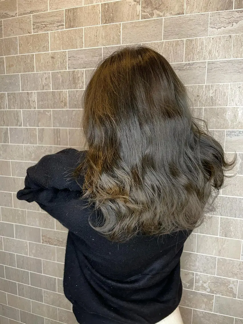 セミロング ブリーチ毛矯正.髪質 改善.髪にドラマをのヘアスタイル