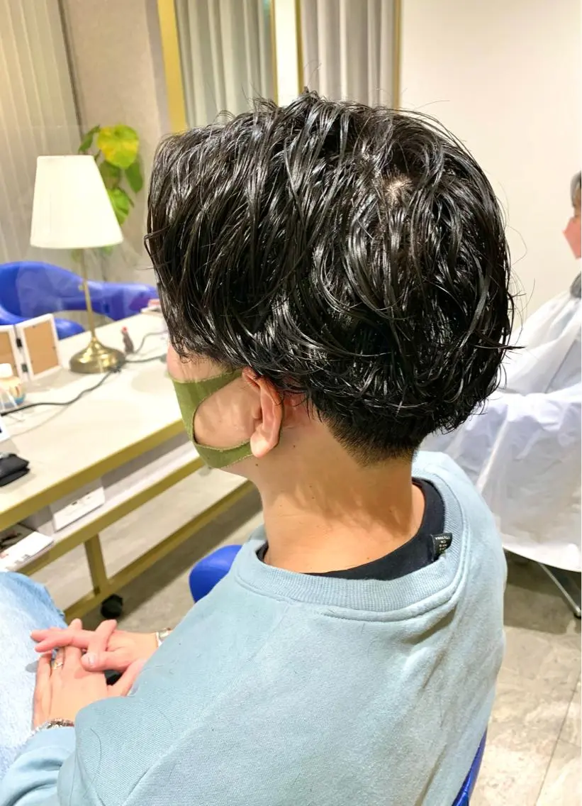ショート パーマ ヘアアレンジ メンズ センターパート メンズパーマ ツイストスパイラルパーマ スパイラルパーマ メンズパーマ職人 加藤 弘貴のヘアスタイル