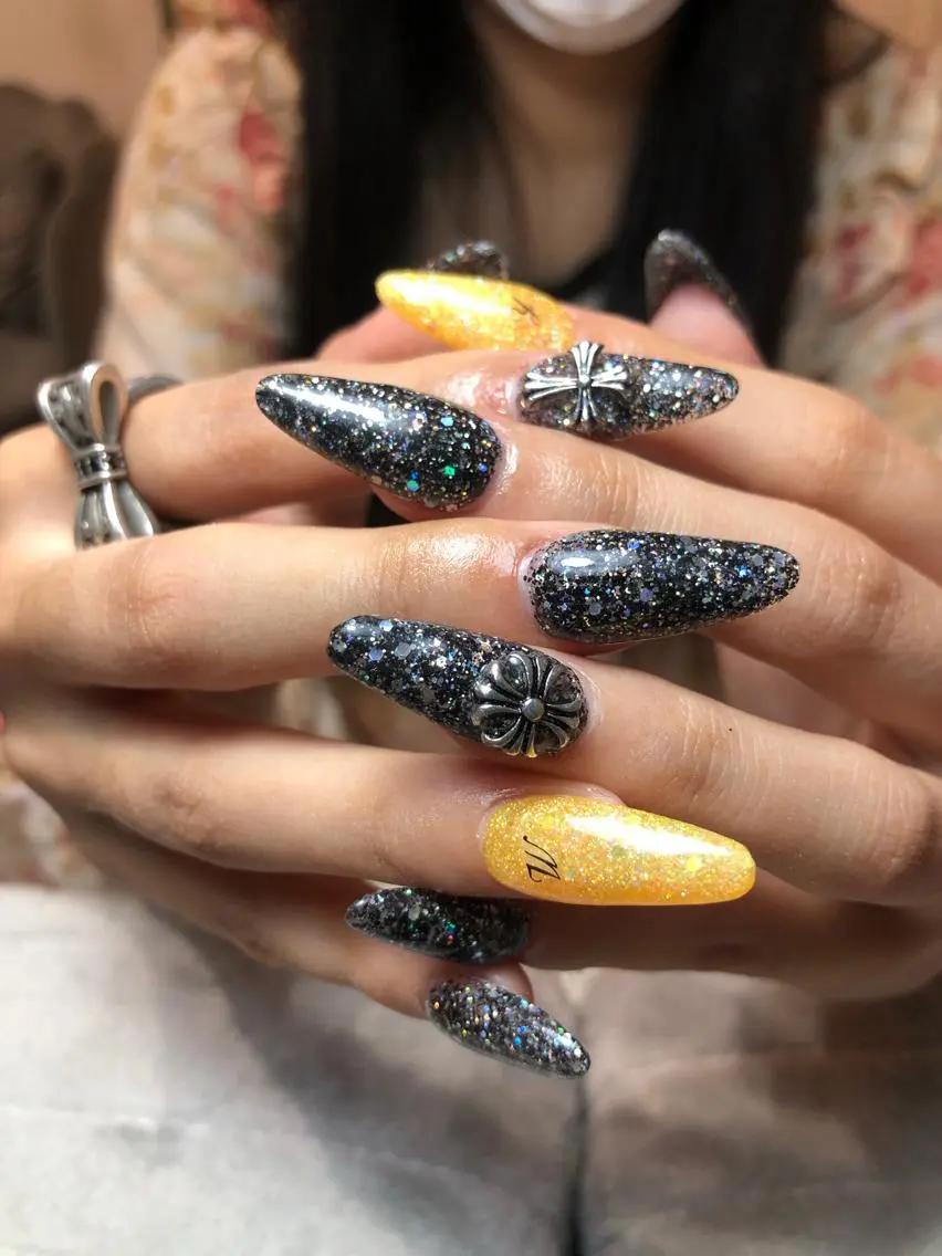 カラー ネイル 黒髪 ラメ(グリッター) ワンカラーネイル スカルプネイル bijou nails 蓮のネイルデザイン