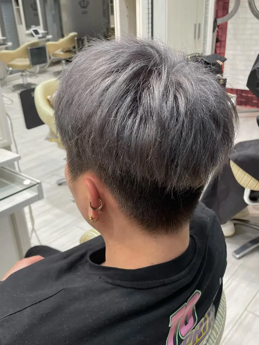 カラー メンズ シルバー 飯塚 愛美のヘアスタイル