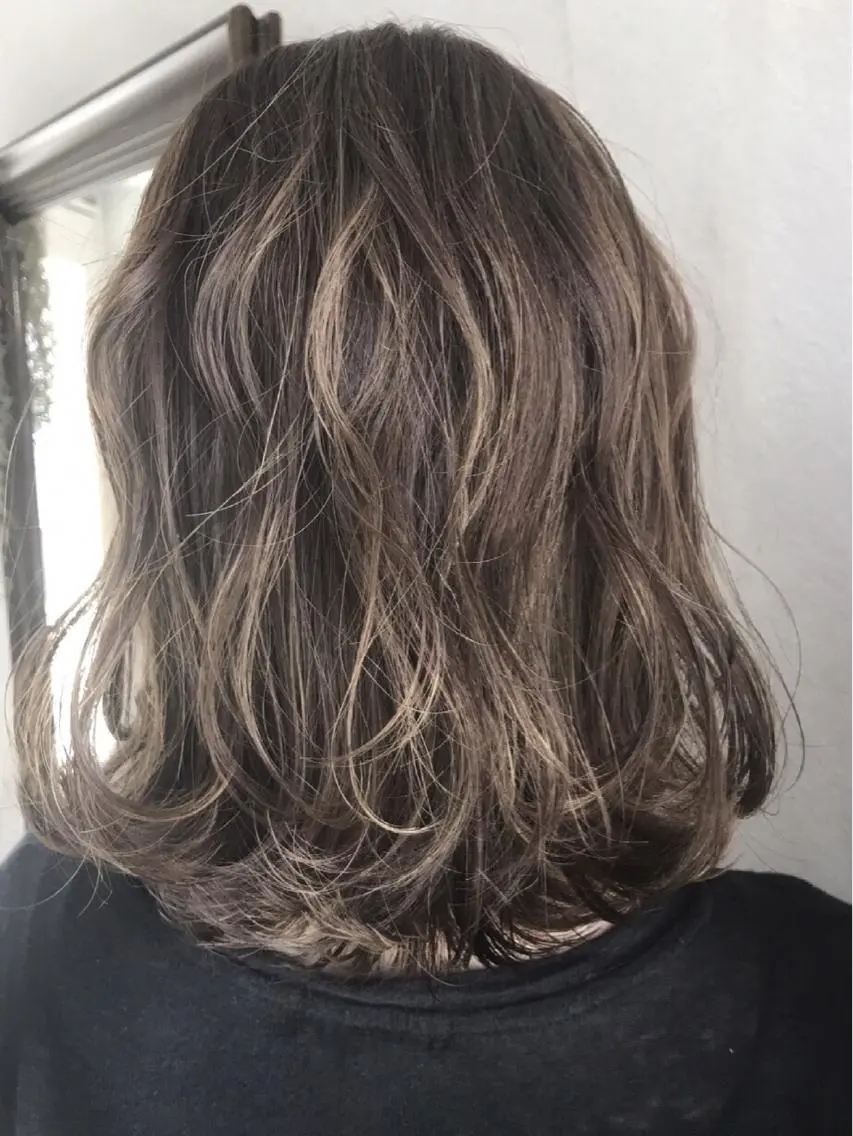 ミディアム カラー ヘアアレンジ グレージュ ハイライトカラー ハイライト 白髪ぼかしハイライト バレイヤージュヤマトのヘアスタイル