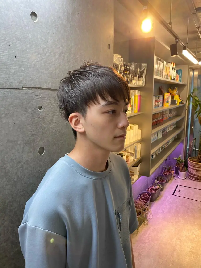 ショート メンズ メンズバレイヤージュ センターパート メンズハイライト メンズインナーカラー マッシュ 原宿アンリ 山下卓也のヘアスタイル
