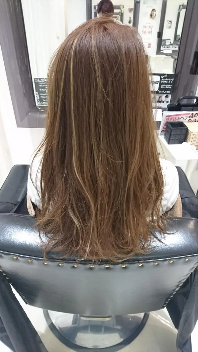 ロング カラー アッシュ ブリーチ 伊藤 陽のヘアスタイル
