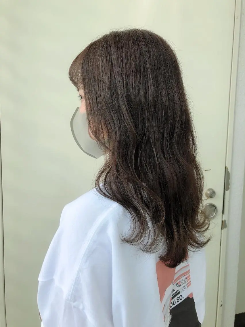 ロング カラー グレージュ カーキグレージュ ヘアカラー トリートメント 韓国🇰🇷レイヤー 映える顔周り🩷のヘアスタイル