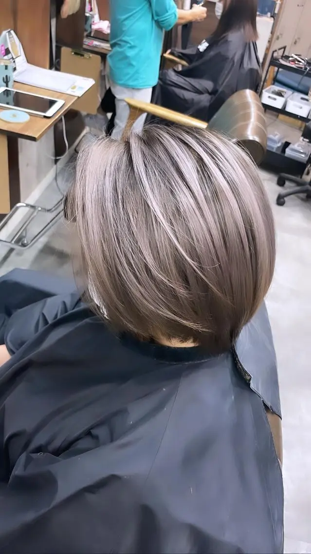 ショート カラー ヘアカラー トリートメント 難波ブリーチカラー 伊藤洋輝のヘアスタイル
